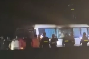 Công an dừng xe khách, kiểm tra 21 người nghi liên quan trộm cắp ở lễ hội