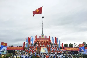 Lễ Thượng cờ 'Thống nhất non sông' tại Đôi bờ Hiền Lương - Bến Hải