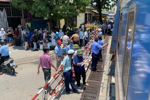 Tàu SE1 gặp sự cố tại Huế, giao thông tê liệt