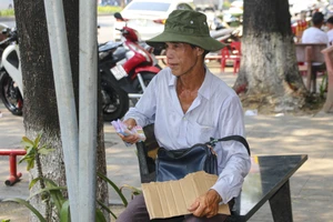 Mưu sinh giữa nắng nóng 'cháy da, cháy thịt' 