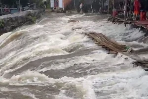 Huế: Du khách hoảng loạn khi đang tắm suối thì nước lũ đổ về