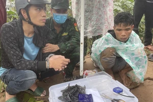 Lợi dụng mưa to, 2 thanh niên sang Lào mua 400 viên ma túy