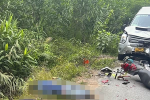 Đối đầu ô tô, 2 người trên xe máy tử vong