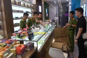 Hàng ngàn sản phẩm thuốc lá điện tử trong quán cafe đóng kín cửa 