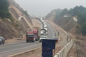 Lý do ô tô xếp hàng dài trên cao tốc Cam Lộ - La Sơn