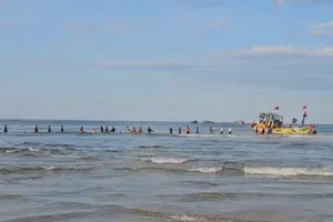 Hàng chục người dân, BĐBP ứng cứu tàu cá hư hỏng trên biển