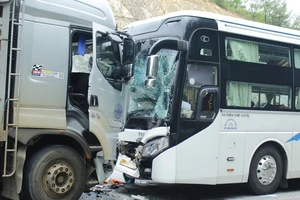 Xe khách đối đầu xe tải, 4 người bị thương