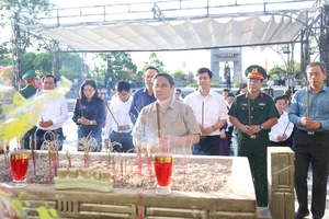 Thủ tướng dâng hương tưởng nhớ các anh hùng liệt sĩ tại Quảng Trị