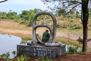 Tại Công viên nước Hồ Thủy Tiên, có 16 tác giả quốc tế và 12 tác giả trong nước sáng tác.