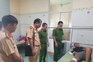 Tạm giữ người chạy xe máy tốc độ cao tông thẳng vào CSGT 