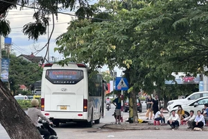 Cụ ông 76 tuổi bị xe khách bỏ rơi giữa đường