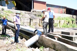 1 doanh nghiệp bị phạt vì xả nước thải 'bức tử' dòng sông