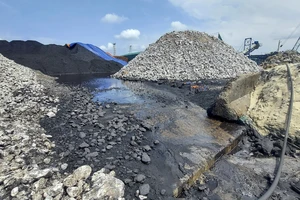 Nước thải đen sì từ cảng Hợp Thịnh xả thẳng ra cửa biển