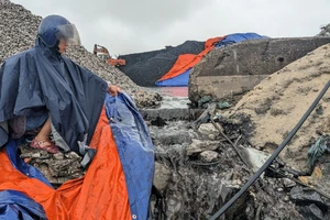 Vụ xả nước đen sì ra cửa biển: Kiểm tra và lấy mẫu nước thải để quan trắc