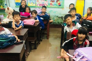 Thừa Thiên Huế: Nước lên nhanh, cô trò bì bõm lội nước về nhà