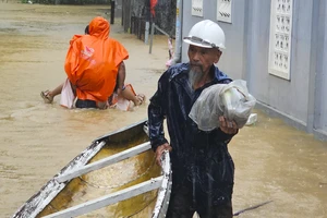 Chùm ảnh: Nhiều nơi ở Huế đang ngập sâu