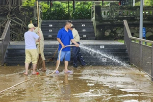 Cầu gỗ lim ở Huế được rửa sạch bùn đất sau lũ