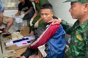 Biên phòng Quảng Trị bắt 1 nam thanh niên vận chuyển 18.000 viên ma túy. Ảnh: ND.