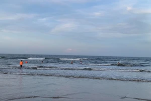 Nam sinh lớp 10 ở Quảng Trị mất tích khi tắm biển