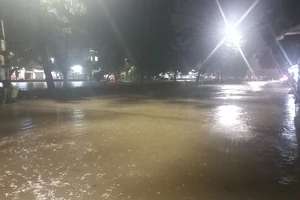 Nước lũ lên nhanh, học sinh toàn tỉnh Thừa Thiên Huế nghỉ học ngày mai