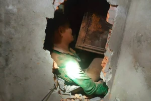 Đục tường nhà, cứu người mắc kẹt vì sạt lở đất.