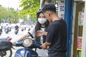 Sau lũ, tiệm sửa xe ở Huế quá tải vì người dân ùn ùn mang xe đi sửa. Ảnh: ND