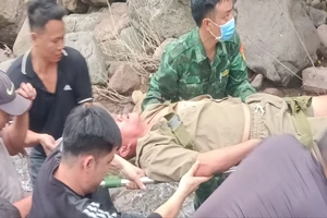 Cứu nạn tài xế xe đầu kéo mất lái lao xuống suối