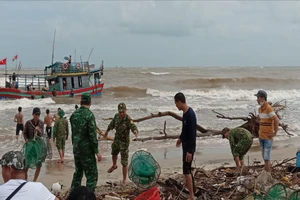 Cứu hộ tàu cá mắc cạn khi vào cảng ở Quảng Trị