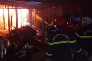 Công ty chế biến mủ cao su bốc cháy dữ dội trong đêm.