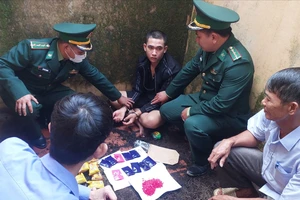 Biên phòng bắt nam thanh niên cùng 2000 viên ma túy trong căn nhà hoang