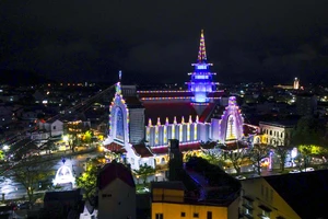 Các nhà thờ ở Huế lung linh đón Giáng sinh