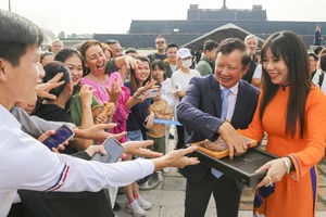 Du khách hào hứng xem tái hiện lễ Ban sóc của triều Nguyễn