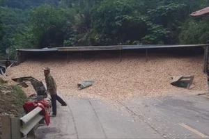 Xe đầu kéo lật chắn ngang đường, giao thông ách tắc trong nhiều giờ