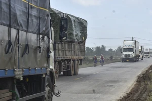 Tỉnh lộ ở Quảng Trị bị 'cày nát', dân bất an với đoàn xe tải nặng