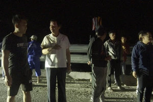 Người dân mang gạo, nếp trả lại cho chủ xe gặp tai nạn