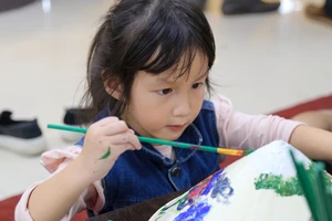 Du khách thích thú trải nghiệm nghề truyền thống Huế