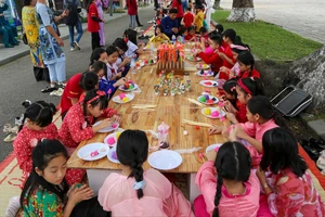 Du khách thích thú trải nghiệm tại Festival Tết Huế