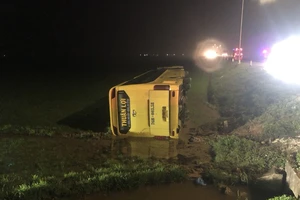 Xe khách giường nằm chở 39 người về quê ăn Tết bị lật xuống ruộng