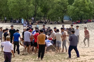 Người dân nô nức tham gia hội cướp cù ở Quảng Trị