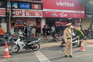 Ô tô tông loạt xe máy dừng đèn đỏ khiến 5 người nhập viện