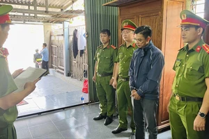 Bắt nhóm chuyên làm giả kính chắn gió ô tô các hãng nổi tiếng bán để kiếm lời.