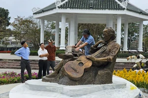 TP Huế được tặng bức tượng đồng Trịnh Công Sơn cực đẹp