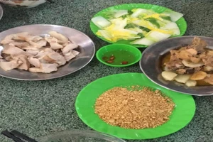 Sinh viên Huế phản ánh bị đói vì mâm cơm học quốc phòng ít như...tiểu học