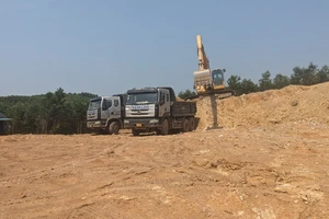 Doanh nghiệp ngang nhiên khai thác đất trái quy định.