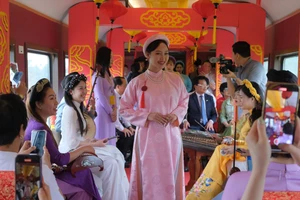 Trên đoàn tàu du lịch Huế - Đà Nẵng có gì?