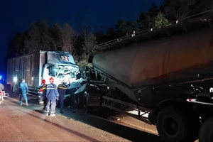 2 xe tải đối đầu trong đêm, 2 người thương vong