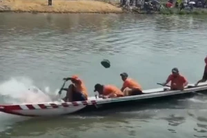 Khán giả lấy đá, mái chèo ném vào vận động viên đua ghe