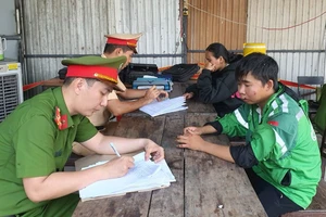 Nam thanh niên tông CSGT nhập viện khi bị dừng xe