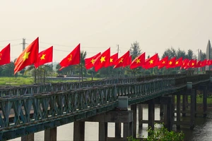 Trang nghiêm lễ thượng cờ tại Đôi bờ Hiền Lương - Bến Hải