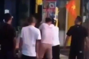 Xác minh clip một người cầm vật giống súng khi đánh hội đồng nam thanh niên ở Huế 